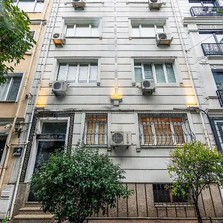 Apartamento In The Center Of Taksim And Galataport 2 Bedrooms And 1 Living In